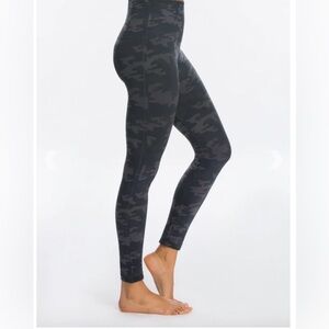 Spanx Look at Me Now Black Camo Leggings Size Small